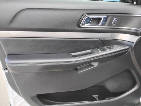 Used 2018 Ford Explorer XLT w/ Equipment Group 202A AWD/4WD image 15
