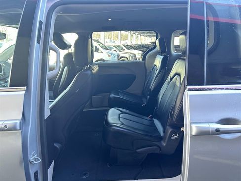 Used 2024 Chrysler Pacifica Touring-L image 12
