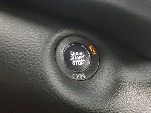 Used 2019 Jeep Cherokee Limited FWD image 32