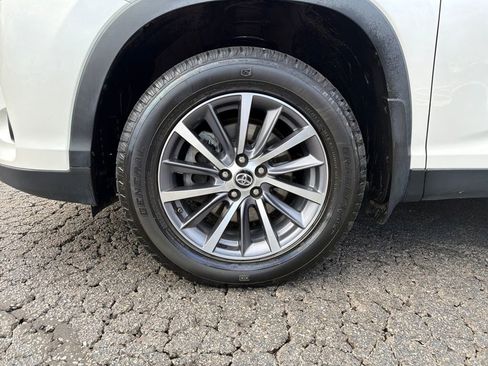 Used 2019 Toyota Highlander XLE image 30