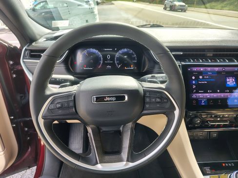 Certified 2025 Jeep Grand Cherokee L Limited w/ Luxury Tech Group II image 37