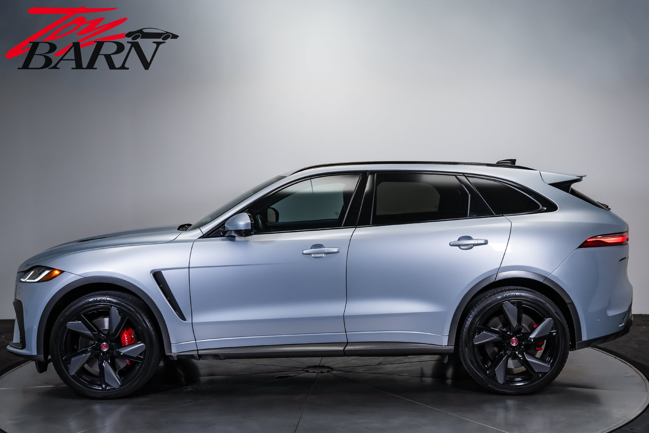 Used 2021 Jaguar F-PACE SVR AWD/4WD image 2