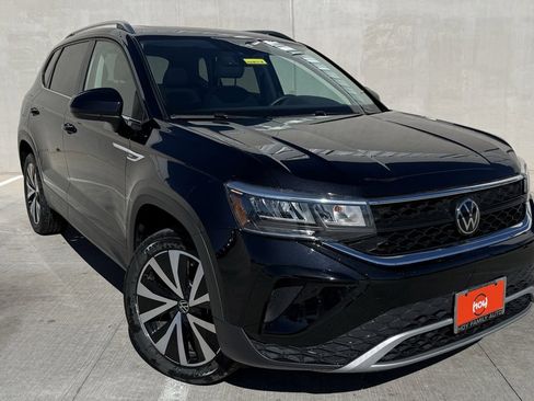 Certified 2024 Volkswagen Taos SE image 1