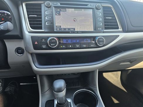 Used 2019 Toyota Highlander XLE image 14