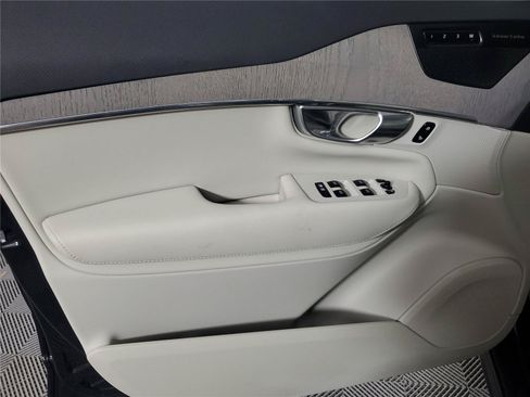 Certified 2025 Volvo XC90 B5 Plus w/ Protection Package AWD/4WD image 18
