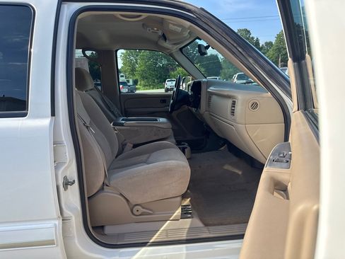 Used 2004 Chevrolet Silverado 2500 LS w/ Skid Plate Package AWD/4WD image 12
