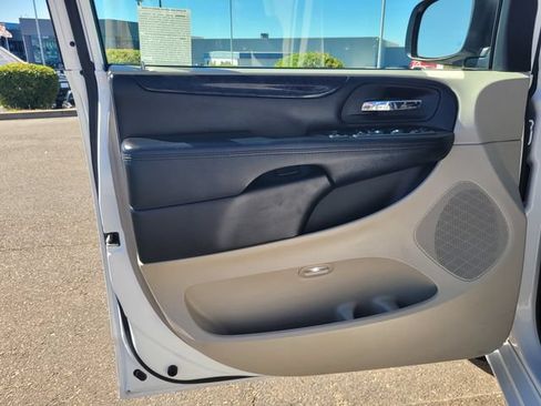 Used 2019 Dodge Grand Caravan SE w/ UConnect Hands-Free Group FWD image 18