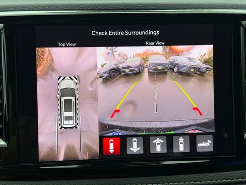 Used 2025 Chrysler Pacifica Select AWD/4WD image 26