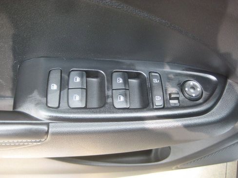 Used 2022 Hyundai Venue Limited image 14