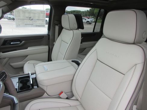 New 2026 GMC Yukon XL Denali w/ Denali Reserve Package AWD/4WD image 11