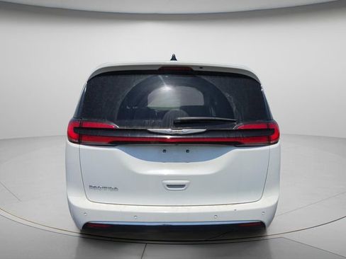 Used 2023 Chrysler Pacifica Touring-L FWD image 8
