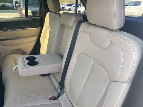 Used 2023 Jeep Grand Cherokee Limited w/ Black Appearance Package image 17