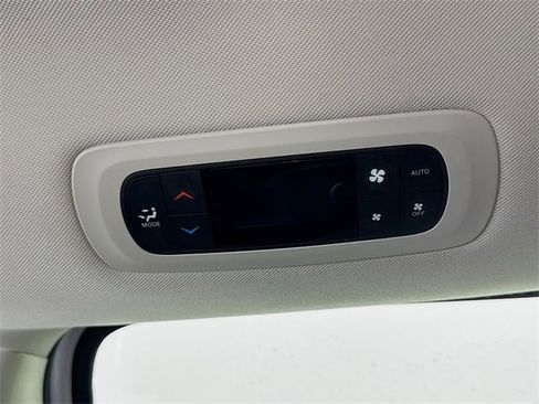 Used 2024 Chrysler Pacifica Select image 25