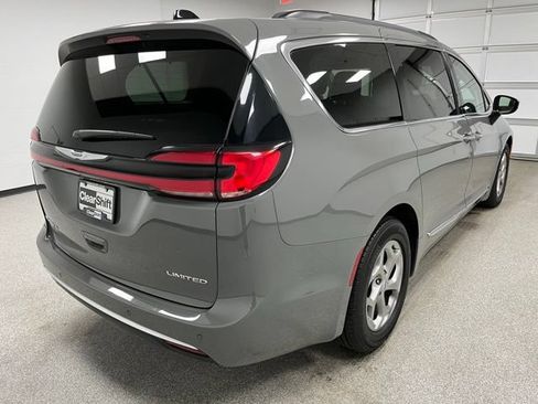 Used 2023 Chrysler Pacifica Limited FWD image 9