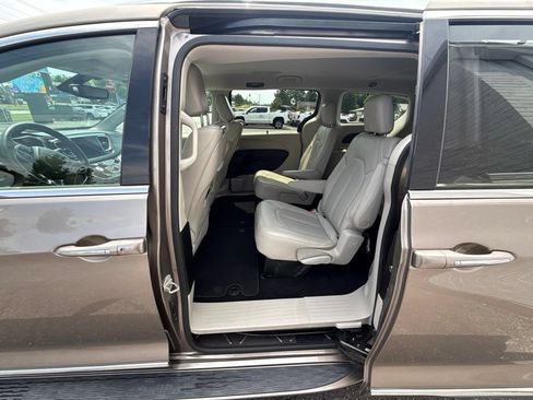 Used 2018 Chrysler Pacifica Touring-L Plus FWD image 12