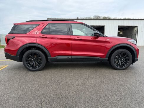 Used 2025 Ford Explorer ST-Line AWD/4WD image 4