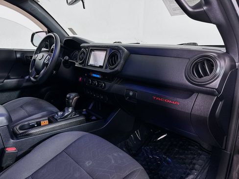 Used 2017 Toyota Tacoma TRD Off-Road AWD/4WD image 30