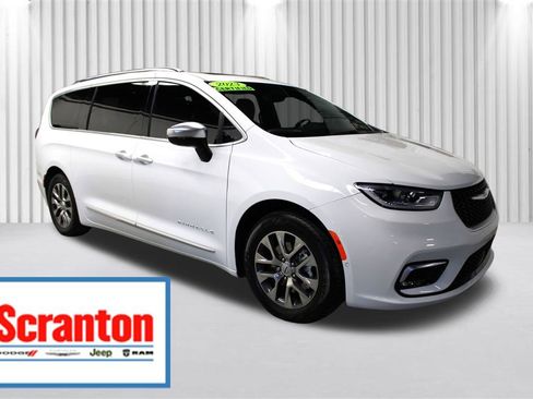 Used 2023 Chrysler Pacifica Pinnacle image 1