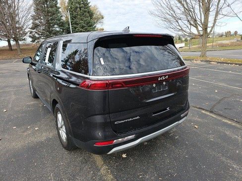 Used 2022 Kia Carnival LX image 3
