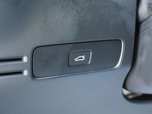 Used 2025 Volvo XC40 B5 Plus image 16