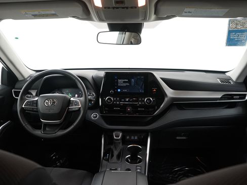 Used 2024 Toyota Highlander LE image 14