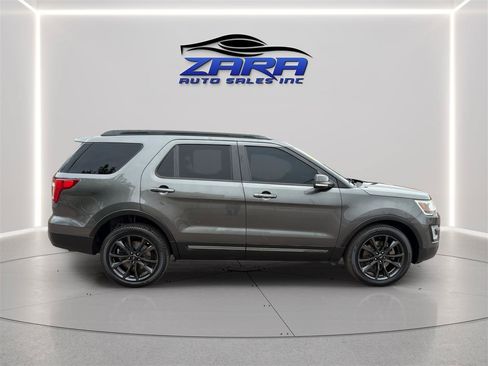 Used 2017 Ford Explorer XLT w/ Equipment Group 202A AWD/4WD image 8