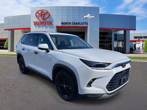 Used 2025 Toyota Grand Highlander AWD image 3