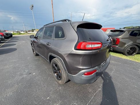 Used 2018 Jeep Cherokee Latitude w/ Altitude Package FWD image 6