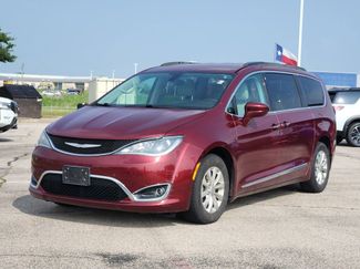 Used 2017 Chrysler Pacifica Touring-L FWD video 2