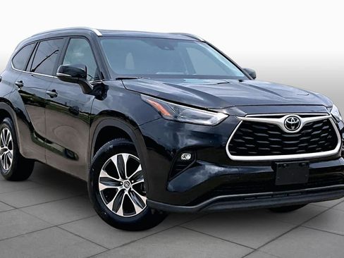 Used 2025 Toyota Highlander XLE FWD image 3