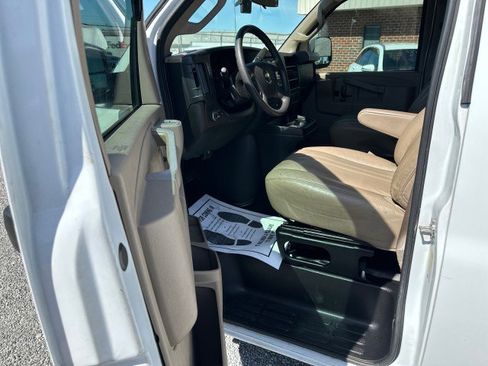 Used 2017 Chevrolet Express 2500 RWD image 18
