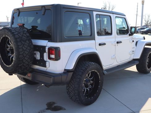 Used 2018 Jeep Wrangler Unlimited Sahara image 5