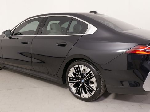 Used 2025 BMW 530i xDrive w/ Premium Package image 15