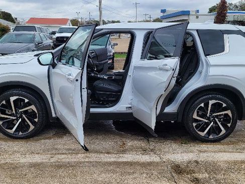 Used 2024 Mitsubishi Outlander SE image 17