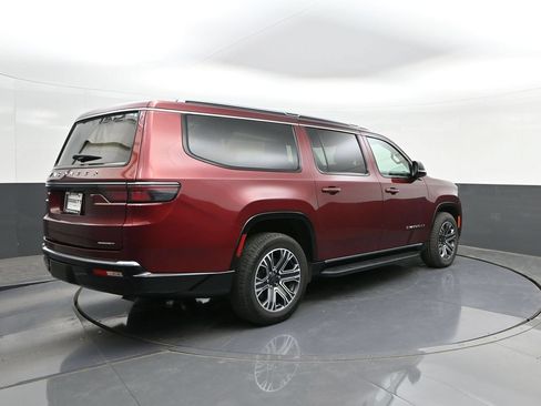 Used 2024 Jeep Wagoneer L Series II w/ Flexible Seating Group RWD image 11