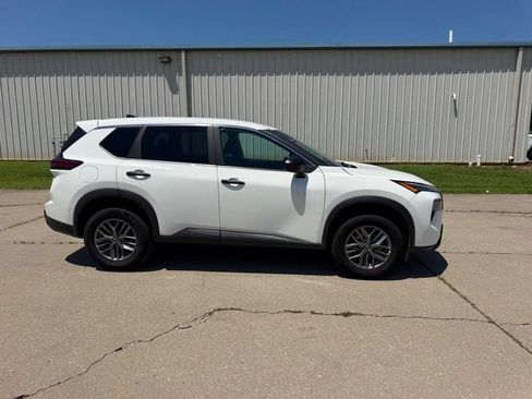 Used 2024 Nissan Rogue S AWD/4WD image 2