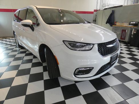 Used 2023 Chrysler Pacifica Touring FWD image 3