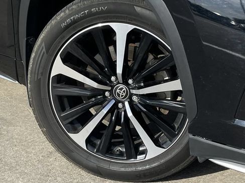 Used 2022 Toyota Highlander XSE FWD image 9