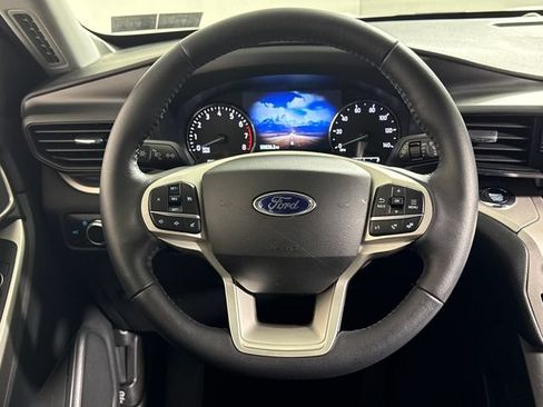 Used 2021 Ford Explorer XLT AWD/4WD image 45