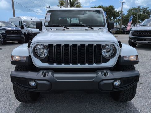 Used 2025 Jeep Gladiator Sport AWD/4WD image 3