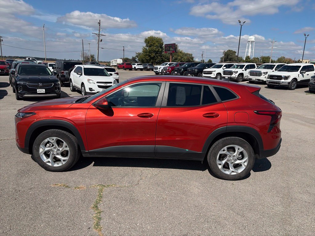 Used 2024 Chevrolet Trax LS w/ LS Convenience Package FWD image 3