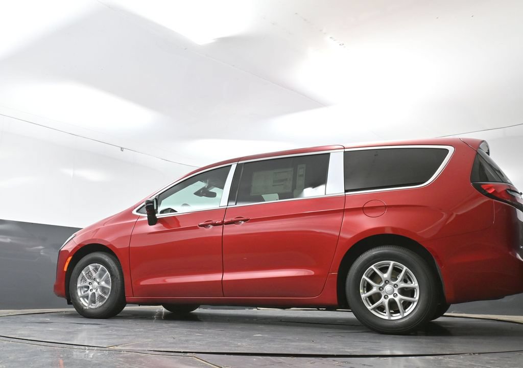 New 2027 Chrysler Pacifica Select w/ Family Tech Group FWD image 39