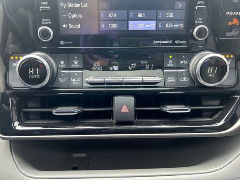 Used 2022 Toyota Highlander XLE image 27