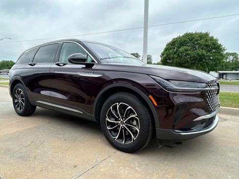 Used 2025 Lincoln Nautilus Premier AWD/4WD image 4