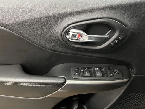 Used 2020 Jeep Cherokee Limited image 10