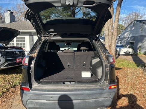 Used 2019 Jeep Cherokee Latitude w/ Cold Weather Group image 8