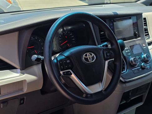 Used 2016 Toyota Sienna LE FWD image 19