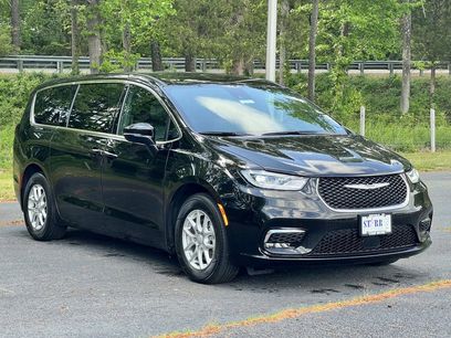 Used 2025 Chrysler Pacifica Select