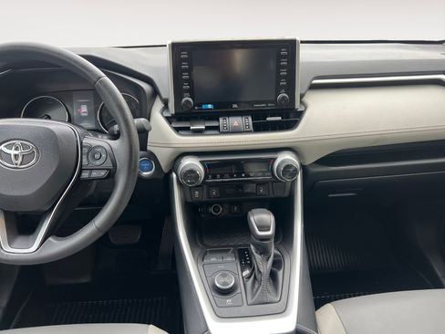 Used 2021 Toyota RAV4 XLE Premium image 11