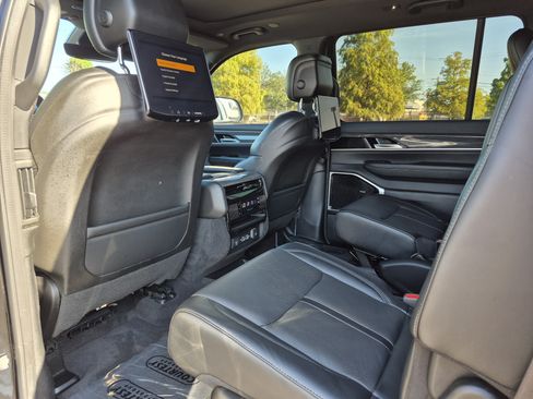 Used 2022 Jeep Wagoneer Series III w/ Premium Group I AWD/4WD image 21